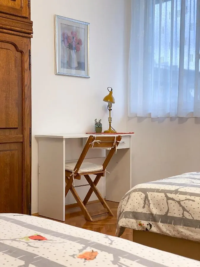 Kate'S Apartment Split