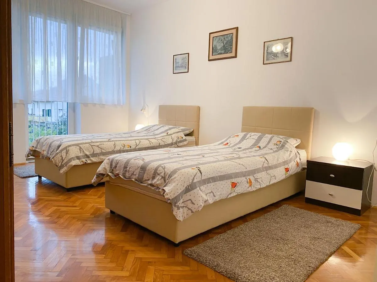 Kate'S Apartment Split