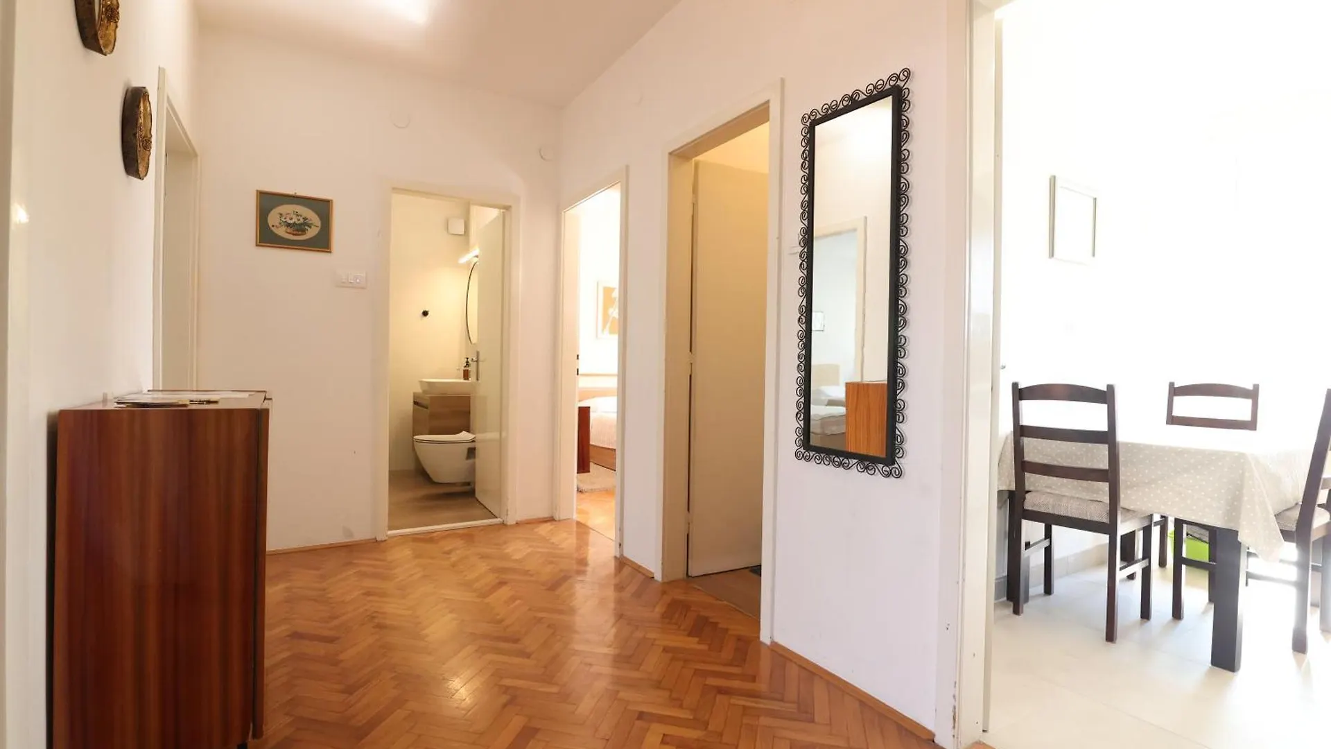 Kate'S Apartment Split