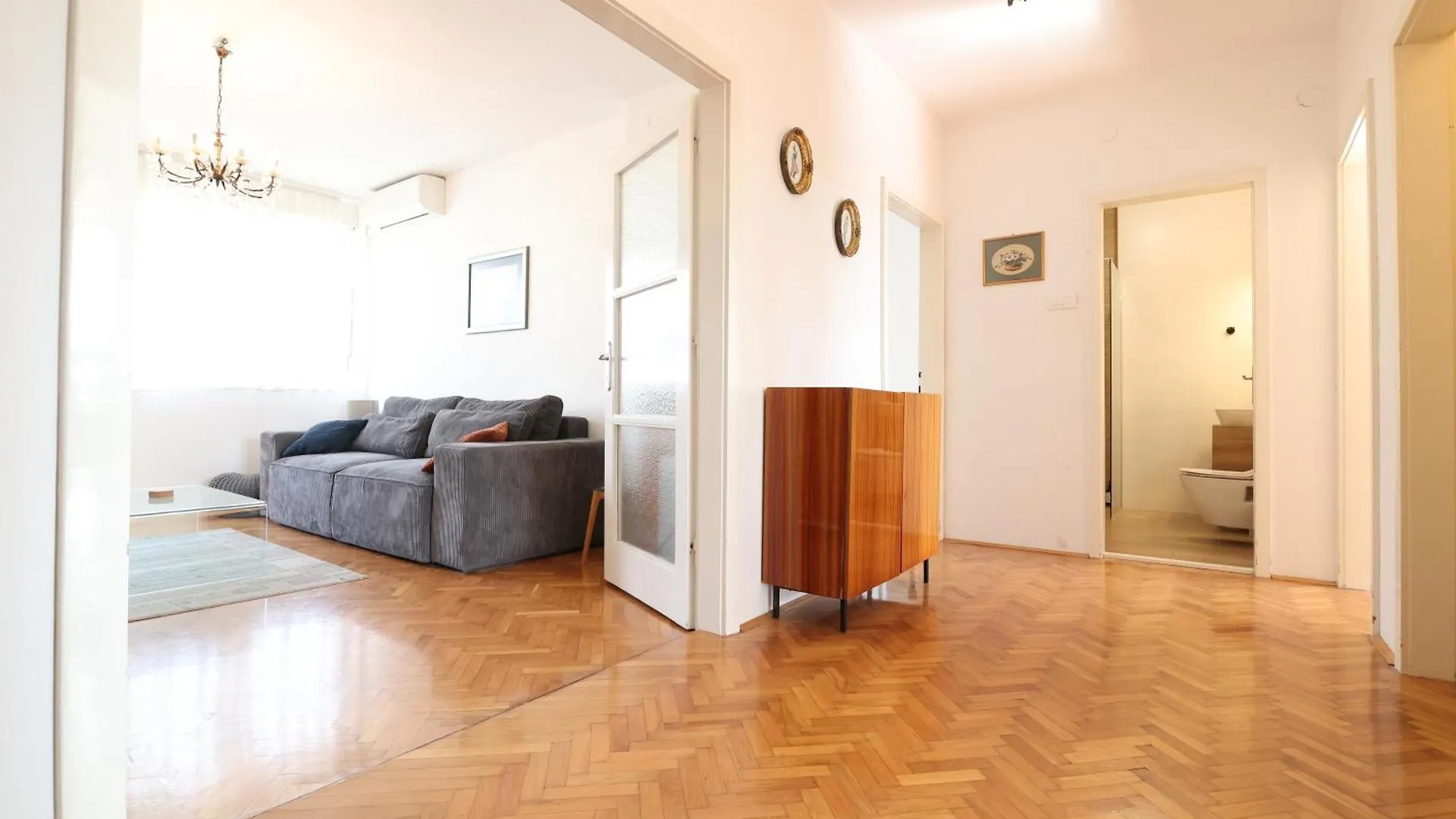 Kate'S Apartment Split